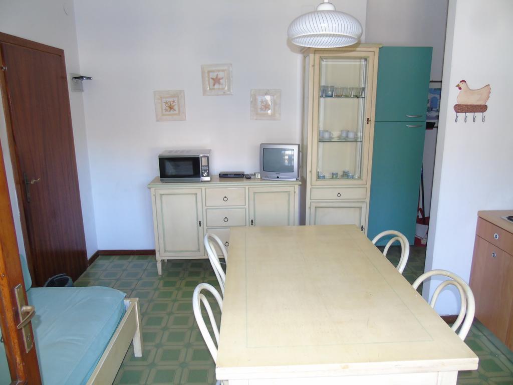 Condominio Ginestra Lignano Sabbiadoro Rum bild